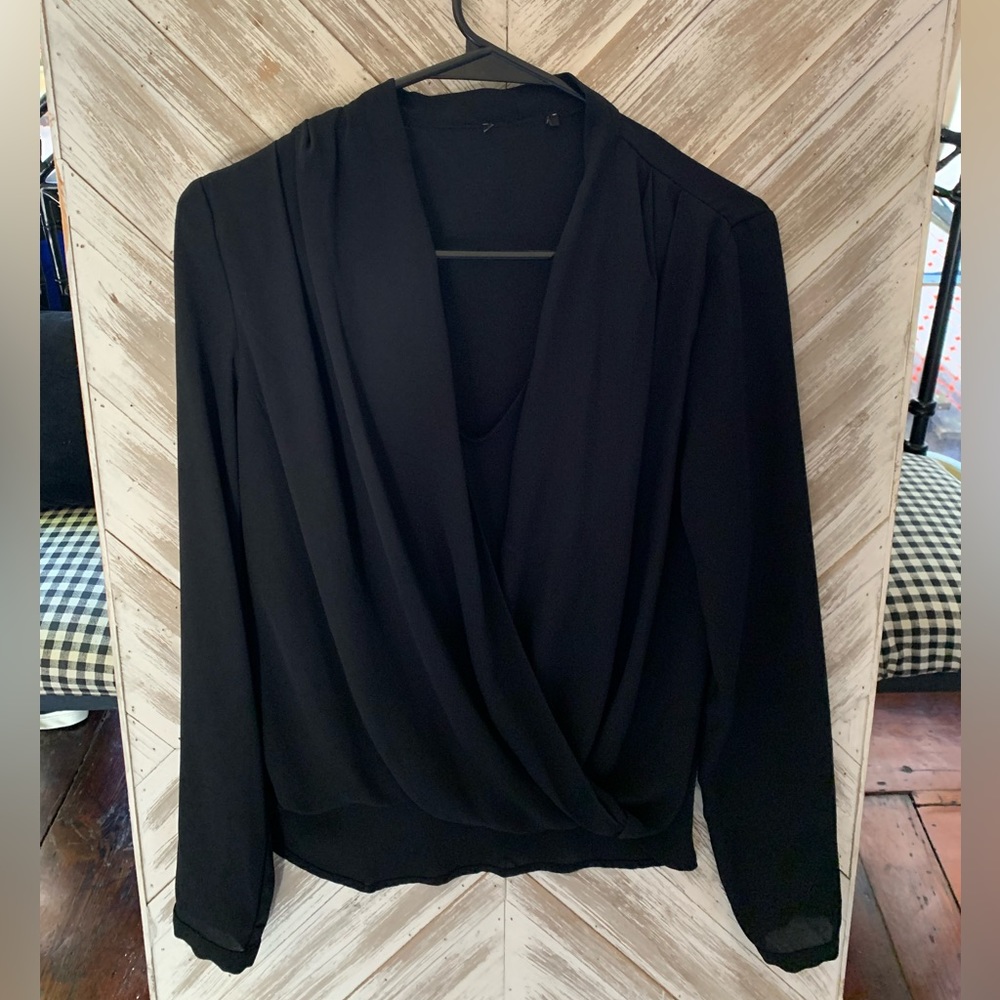 Very nice and professional style long sleeve women’s blouse. Like new.